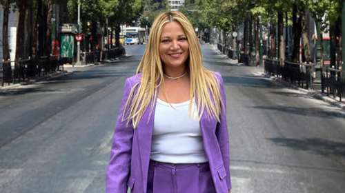 Νάνσυ Ζαμπέτογλου: Με tutti frutti κολάν και φούτερ σε μία ανοιξιάτικη εμφάνιση