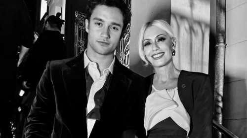 Μαρία Μπακοδήμου: Το ολόσωμο jumpsuit Έλληνα σχεδιαστή που φόρεσε σε event μόδας και ο γοητευτικός γιος της που την συνόδευσε