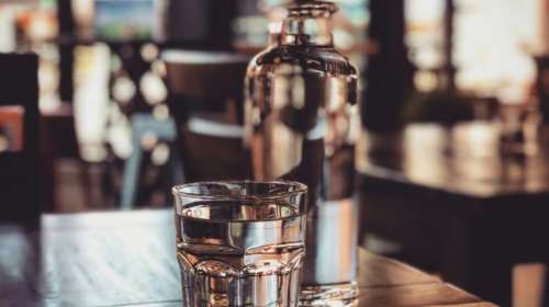 Γαλλία: Σέρβιραν εμφιαλωμένο νερό με καυστική σόδα σε μπιραρία - Στην εντατική 46χρονη