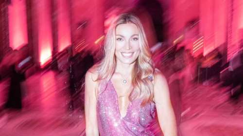 Μαριέττα Χρουσαλά: Κομψή σε πρωινή βάφτιση με μακρυμάνικο μίνι φόρεμα με βολάν και ιδανικά πέδιλα