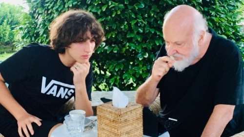 Διονύσης Σαββόπουλος: Η συγκινητική ανάρτηση για την αποφοίτηση του εγγονού του [Εικόνα]