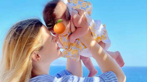 Κωνσταντίνα Κομμάτα: Η πρώτη φωτογράφηση της 3 μηνών κόρης της - Το γλαστράκι και τα λουλούδια στα μαλλιά