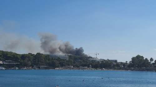 Αστέρας Βουλιαγμένης: Εσβησε η φωτιά στον αποθηκευτικό χώρο [Εικόνες-Βιντεο]