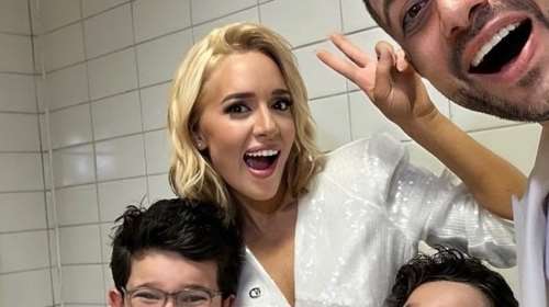 Όλοι στα λευκά: Το κοστούμι της Καλομοίρας με τις παγιέτες και το χαριτωμένο φόρεμα της μικρής Αναστασίας με τα βολάν