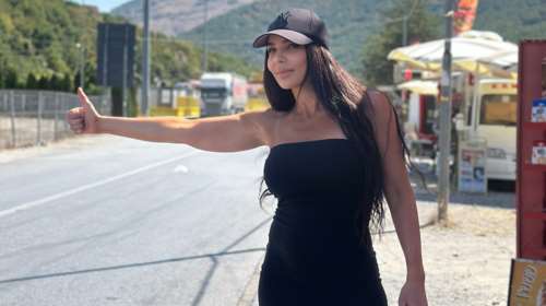 Πάει Αλβανία με ...οτοστόπ η Κέλλυ Κελεκίδου - Η φωτογράφιση σε περίπτερο πριν τη συναυλία στην Κορυτσά