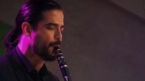 Άρης Μουγκοπέτρος: Πώς τραυματίστηκε ο κλαρινίστας - &quot;Κράταγε την κροτίδα και την επιδείκνυε&quot; [βίντεο]