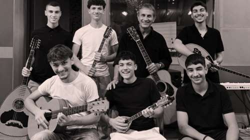 "Τεκετζήδες": Οι πιτσιρικάδες που ξεσήκωσαν το Καλλιμάρμαρο στο στούντιο με τον Γιώργο Νταλάρα