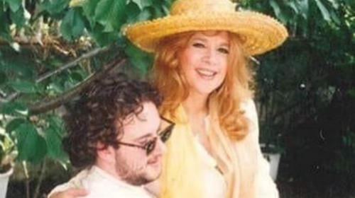 Στο φως αδημοσίευτη φωτογραφία της Βουγιουκλάκη από την εγκυμοσύνη της - Με κόκκινο φόρεμα και φουσκωμένη κοιλίτσα