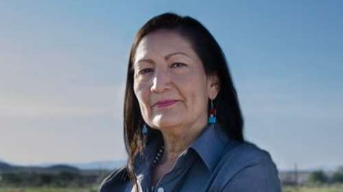 Ντεμπ Χάαλαντ - Η πρώτη Ινδιάνα υπουργός των ΗΠΑ: Από τις... σάλτσες και τον αλκοολισμό στο Κογκρέσο