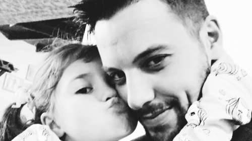 Πάτρα: &quot;Υπάρχουν άγγελοι&quot; - Το τραγούδι που έγραψε ο πατέρας των τριών κοριτσιών για τον θάνατό τους [Βίντεο]