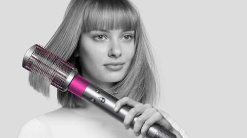Μαλλιά σαν του κομμωτήριου: Το εργαλείο styling που χρησιμοποιούν κάθε μέρα οι beauty insiders