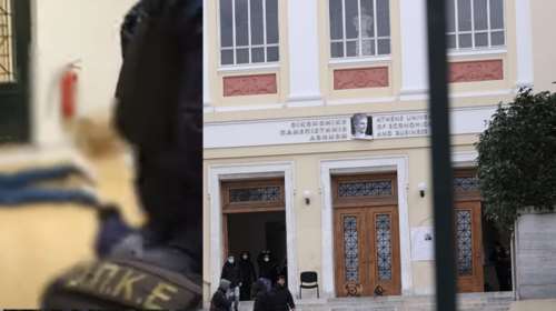 ΑΣΟΕΕ: Καρέ καρέ η έφοδος των αστυνομικών - Η στιγμή της σύλληψης των έξι που γκρέμιζαν τοίχο [Βίντεο]