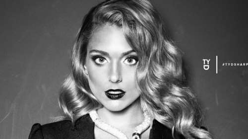 Μαριάννα Γουλανδρή Λαιμού: Αψεγάδιαστη με μαύρο ολόσωμο μαγιό σε κρυφή παραλία με την κόρη της