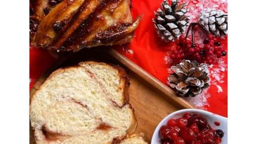 Σούπερ λαχταριστή συνταγή: Tσουρέκι γεμιστό με μαρμελάδα και σοκολάτα