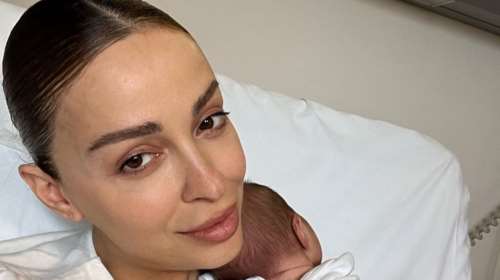 Ελένη Φουρέιρα: Κάνει πρόβες στο στούντιο με το μωρό στο μάρσιπο - Η φωτογραφία του μικρού με μαύρο φούτερ