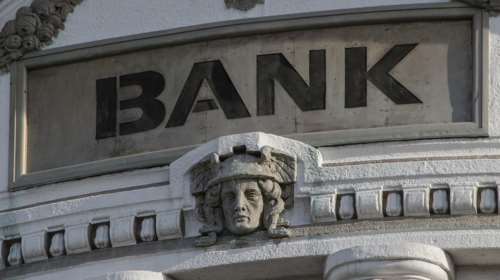Οι τράπεζες μειώνουν τις προμήθειες – Τα νέα τιμολόγια