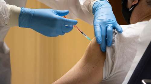 Ευγενίδης για AstraZeneca: Το όφελος του εμβολιασμού είναι μεγαλύτερο από τον κίνδυνο