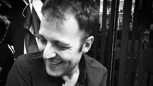 Αύγουστος Κορτώ για το Pride Week: Σε εκδρομή του λυκείου έβαλαν αγκάθια κάτω απ’ το σεντόνι του κρεβατιού μου