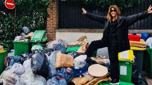 &quot;Ηρθε η άνοιξη&quot;: Η φαρμακερή ανάρτηση της Κάρλα Μπρούνι που φωτογραφίζεται πάνω σε ένα βουνό από σκουπίδια στο Παρίσι