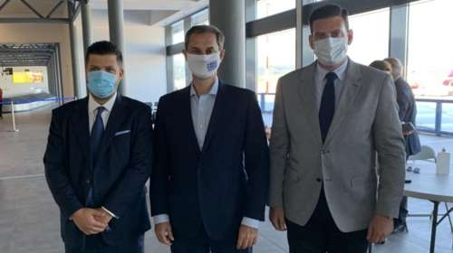 Κέρκυρα: Με ελληνική σημαία στη μάσκα ο Θεοχάρης για την εκκίνηση του τουρισμού [βίντεο]