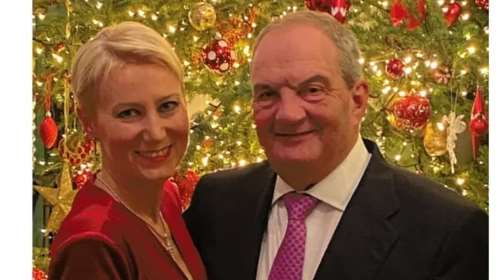 Νατάσα Παζαΐτη: Με κρουαζέ sequin dress στο ρεβεγιόν της Πρωτοχρονιάς - Η glam εμφάνιση