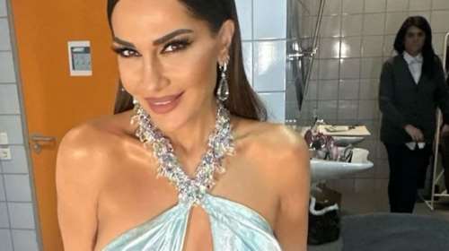 Η Δέσποινα Βανδή σε έξοδο με φίλους στη Μελβούρνη - Άλλαξε το μήκος στα μαλλιά της