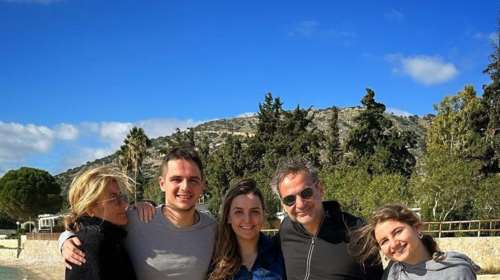 Ξυπόλητη στην παραλία η οικογένεια Μητσοτάκη - Η φωτό και η ατάκα για το... βουνό και τη θάλασσα