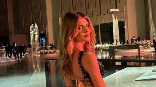 Αμαλία Κωστοπούλου: Η πιο κομψή καλεσμένη σε χλιδάτο γάμο στο Κάιρο με φόντο τις Πυραμίδες - Η glam εμφάνισή της