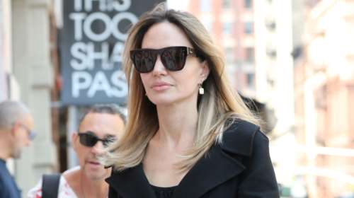 Αντζελίνα Τζολί: Φθινοπωρινή στη Νέα Υόρκη με μαύρη καπαρντίνα και τεράστια Celine τσάντα που έκανε τη διαφορά