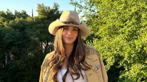 Το υπέροχο country look της Αλεξάνδρας Κωστοπούλου: Το τζάκετ με τα κρόσια που συνδύασε με cowboy hat