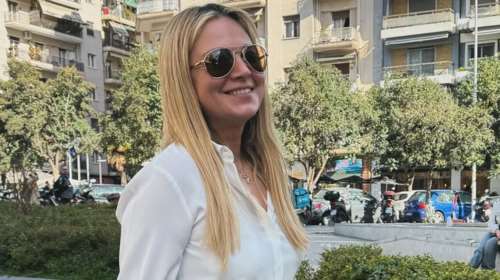 Νάνσυ Ζαμπέτογλου: Στη Θεσσαλονίκη με μακριά ψηλόμεση φούστα και δερμάτινο φάκελο Jacquemus αξίας 850 ευρώ