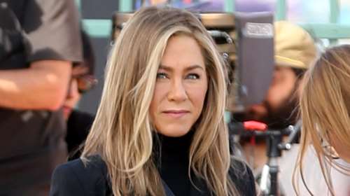 Τζένιφερ Άνιστον: Το αλλόκοτο γκρεζ παλτό με την τεράστια τρύπα στην πλάτη που μας άφησε άφωνους