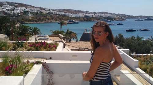 Μαρία Κίτσου: Διαφορετική, λαμπερή και ανανεωμένη με μίνι φούστα και εξώπλατο στη Μύκονο [Εικόνες]