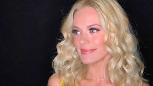 Τόπλες σε ερημική παραλία η Ζέτα Μακρυπούλια: Κάνει ηλιοθεραπεία χωρίς το πάνω μέρος του μαγιό της