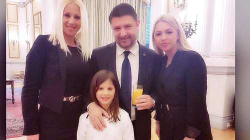 Νίκος Χαρδαλιάς: Η τρυφερή φωτογραφία της κόρης του πρώτη ημέρα στο σχολείο με floral μάσκα