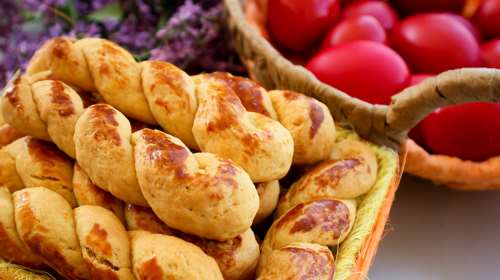 Συνταγές για τα πιο γευστικά και αφράτα πασχαλινά κουλουράκια από δύο πασίγνωστους σεφ