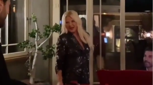 Έδωσε σόου η Μαρίνα Πατούλη: Τραγουδά και λικνίζεται με σιθρού μαύρο φόρεμα