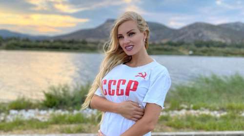 Τζούλια Νόβα: Σάλος στο instagram με την εγκυμονούσα που πόζαρε με μπλούζα της Σοβιετικής Ένωσης και σφυροδρέπανο