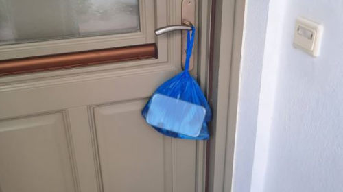 Φρίκη στη Σαντορίνη: Σκότωσαν γατάκι, το έβαλαν σε πλαστική σακούλα και το κρέμασαν σε πόρτα σπιτιού