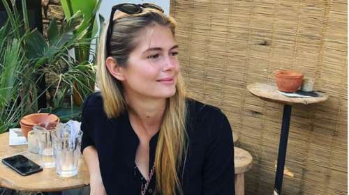 Έτσι ταξιδεύει στο αεροπλάνο η Αμαλία Κωστοπούλου: Ξαπλωμένη με το σκύλο της αγκαλιά