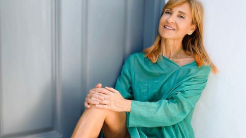 Μάρα Ζαχαρέα: Το μαύρο πλεκτό μπικίνι της 56χρονης παρουσιάστριας- Ποζάρει στην αμμουδιά