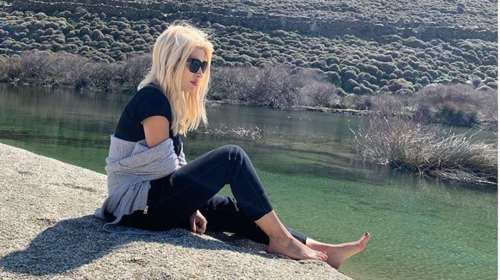 Ελένη Μενεγάκη: Οι απίθανες φωτογραφίες που ανέβασε με τον κύκνο στη θάλασσα [Εικόνες]