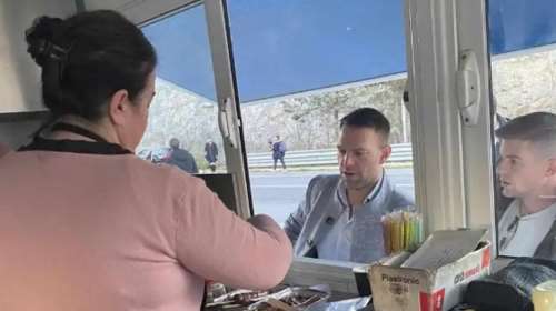 Κοζάνη: &quot;Ο Τάιλερ κάνει φροντιστήριο ελληνικών&quot;, αποκαλύπτει η ιδιοκτήτρια της καντίνας που σέρβιρε το &quot;βρώμικο&quot; [βίντεο]