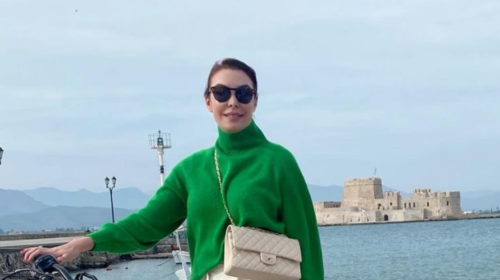 Τατιάνα Στεφανίδου: Βόλτα με το ποδήλατο στο Ναύπλιο - Το άψογο look με κρεμ και πράσινο πουλόβερ