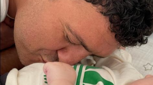 Βασίλης Κικίλιας: Φιλάει τρυφερά τον γιο του και το Instagram λιώνει