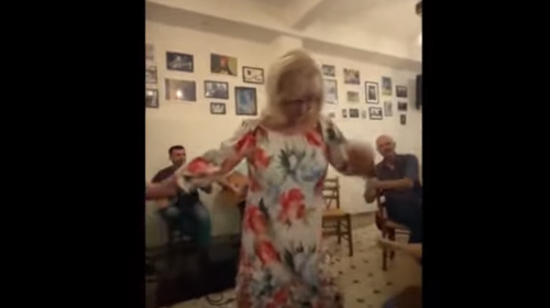 Η Αγγελική Νικολούλη σε... τρελά κέφια - Το βαρύ ζεϊμπέκικο σε ρεμπετάδικο [βίντεο]