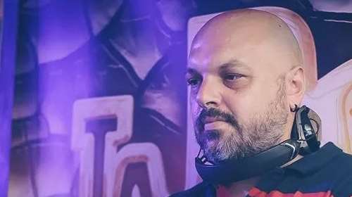 Σοκ και θλίψη για τον θάνατο του Dj Decibel: Η μάχη με τον κορονοϊό και η τρυφερή ανάρτηση για τη νεογέννητη κορούλα του