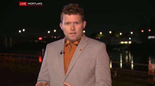 Απίστευτη ψυχραιμία: Δημοσιογράφος του BBC είδε να του κλέβουν την τσάντα την ώρα της ζωντανής μετάδοσης και συνέχισε κανονικά