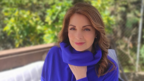 Άντζελα Γκερέκου: Πανέμορφη και λαμπερή, φόρεσε το ανοιξιάτικο πουλόβερ στην πιο σικάτη απόχρωση