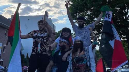 Μπέλα Χαντίντ: Φορώντας παλαιστινιακό μαντίλι διαδήλωσε σε πορεία στη Νέα Υόρκη  [εικόνες - βιντεο]